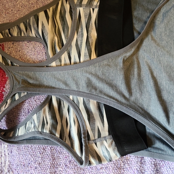 Nike dri fit tank with built-in sports bra - Picture 6 of 8